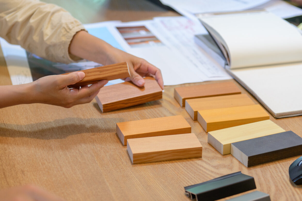 木の素材サンプルを手に取るようす 工務店での打ち合わせ
